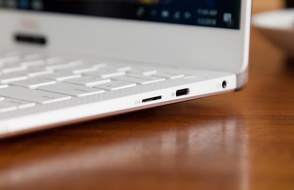 Cạnh phải của máy