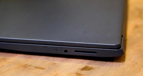 Cạnh phải của máy tính