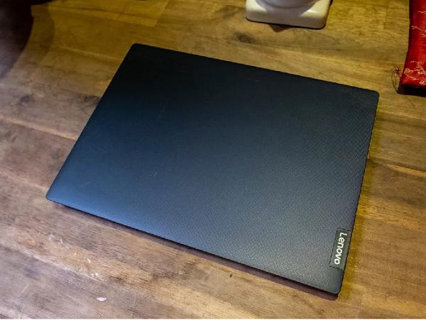 Logo Lenovo được tỉ mỉ đặt ở bên góc cạnh nhỏ trên bề mặt nắp