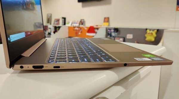 Cạnh trái của máy