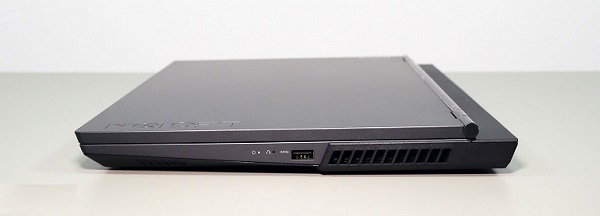 Cạnh phải của máy