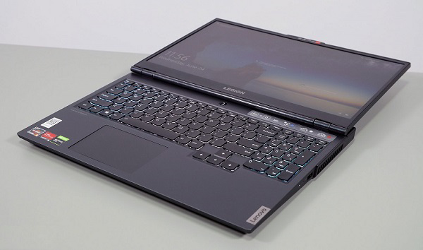 Kê tay bên trong máy tính được phủ nhung cao su