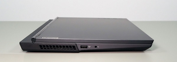 Cạnh trái của máy