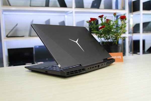 Cạnh phải của máy