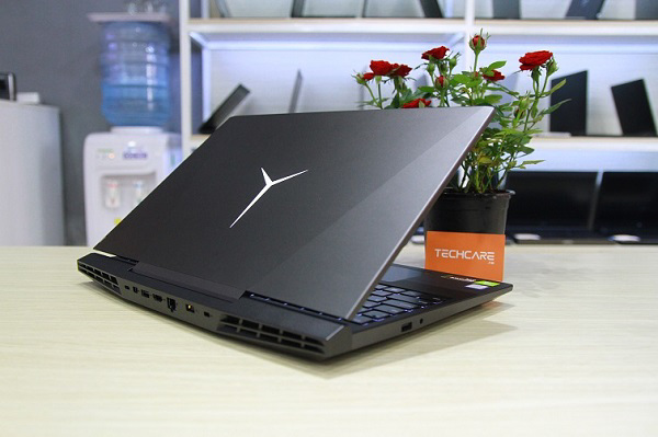 Cạnh trái của máy