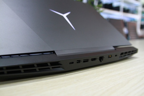 Cạnh sau của máy