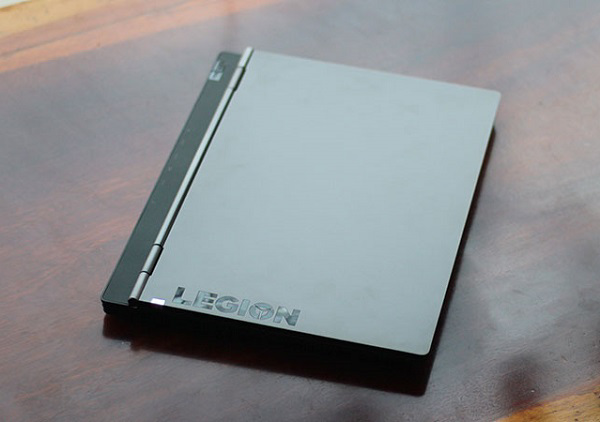 Nắp của máy có thiết kế sắc nét và hình cầu