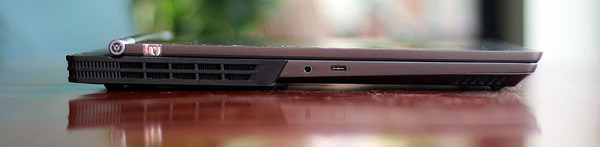 Cạnh trái của máy