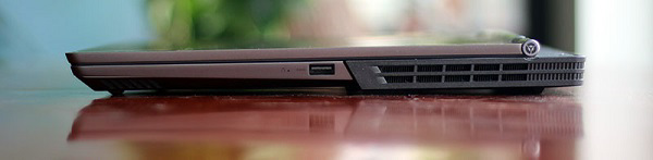 Cạnh phải của máy