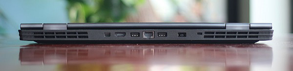 Cạnh sau của máy