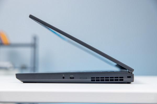 Cạnh phải của máy