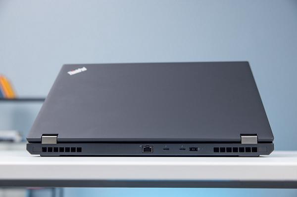 Cạnh sau của máy