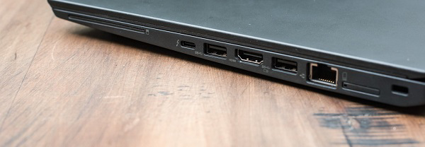 Cạnh phải của máy