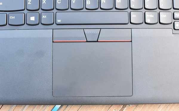 Touchpad của chiếc máy được thiết kế khá là rộng rãi