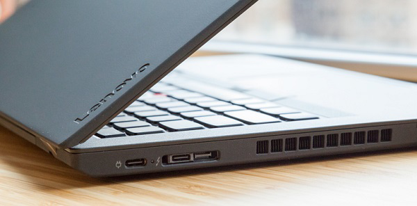 Cạnh trái của máy