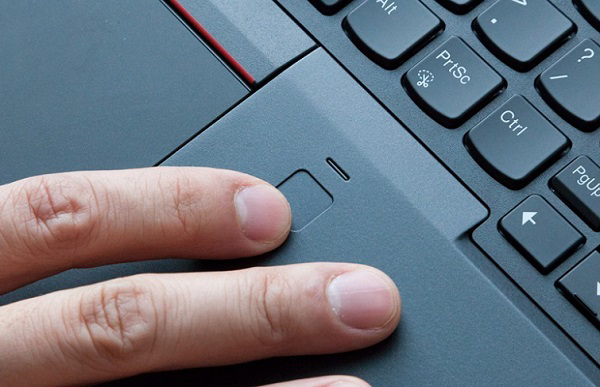 Cảm biến vân tay được thiết kế ngay cạnh touchpad