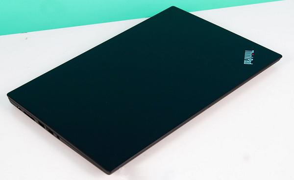 Dù mỏng nhẹ nhưng chiếc laptop Lenovo Thinkpad T490s vẫn đảm bảo được độ bền bỉ