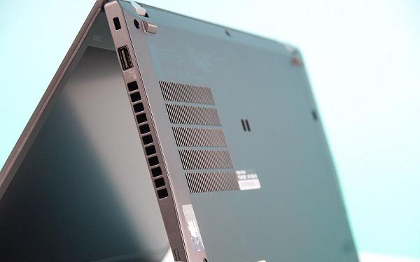 Cạnh phải của máy