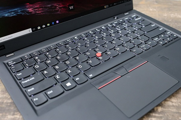 Touchpad được tráng lớp thủy tinh cùng với hai nút chuột trái phải