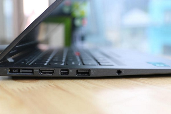 Cạnh trái của máy