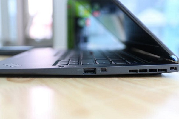 Cạnh phải của máy