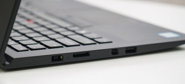 Cạnh trái của máy