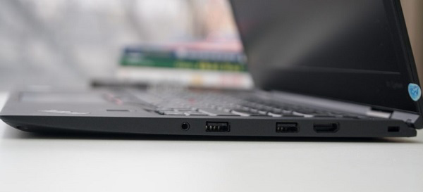 Cạnh phải của máy