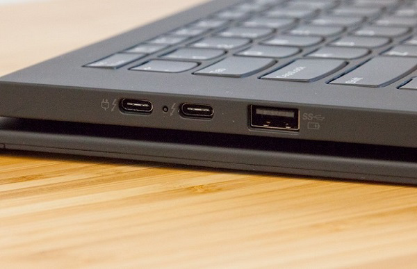 Cạnh phải của máy