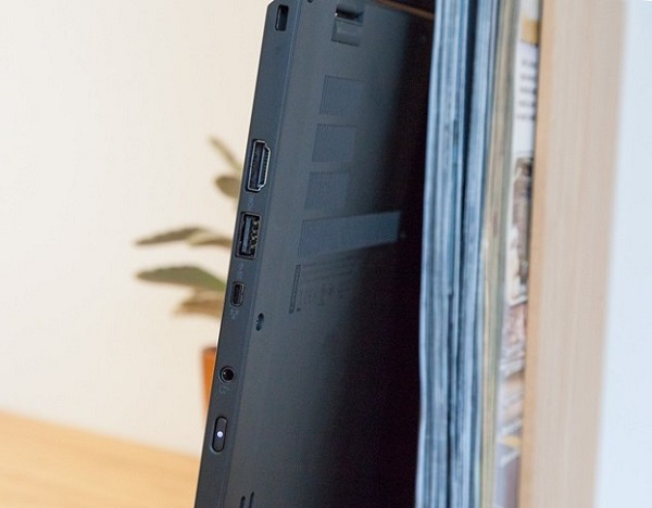 Cạnh trái của máy