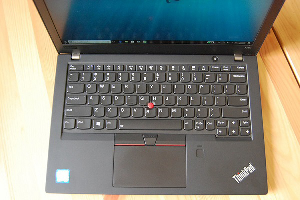 Touchpad diện tích khá rộng rãi, cảm ứng nhạy