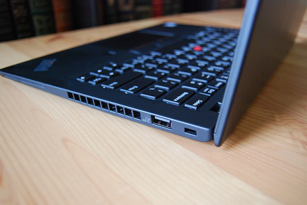 Cạnh phải của máy