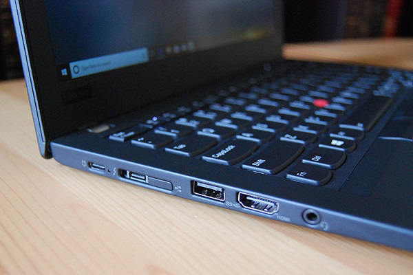 Cạnh phải của máy