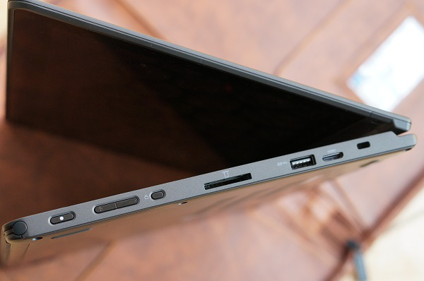 Cạnh phải của máy