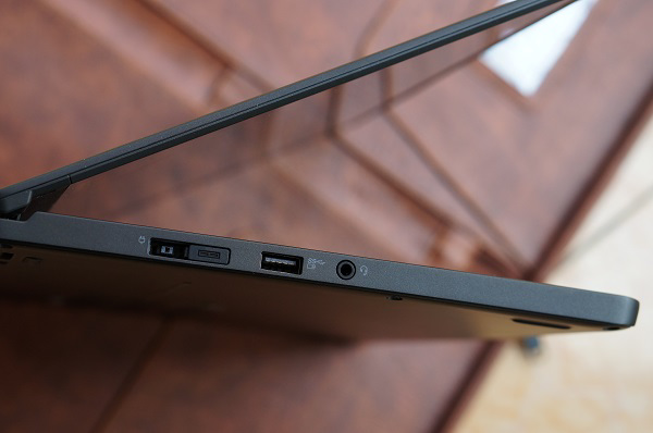 Cạnh trái của máy