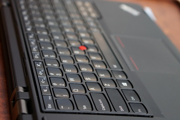 Nút trackpoint màu đỏ đặc trưng