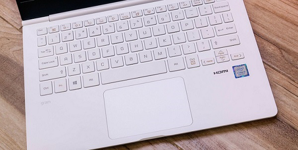 Bàn phím kiểu chiclet và Touchpad có kích thước lớn