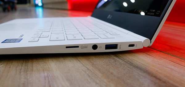 Cạnh trái của máy