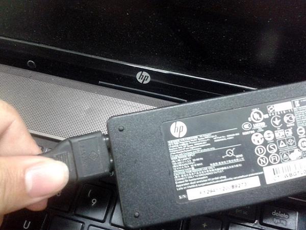 Thay sạc mới cho laptop