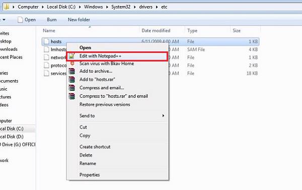 Mở file host bằng cách mở Open with rồi tiếp đến chọn NotePad