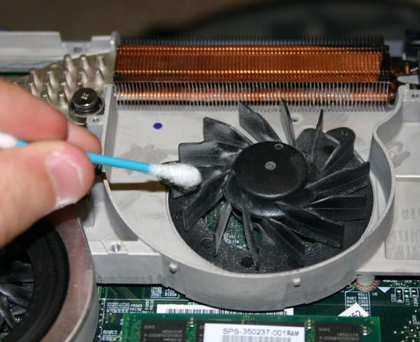 Nhiệt độ máy tính cao