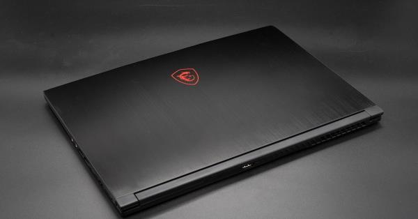 Phần logo của hãng được khắc chìm tinh tế