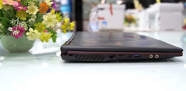 Cạnh trái của máy