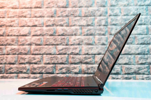 Các cổng kết trên cạnh phải