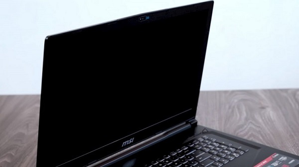 Nắp máy tính được vát cạnh một đoạn nhỏ