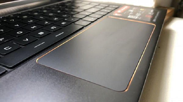 Bàn phím và touchpad mượt mà trong từng chuyển động