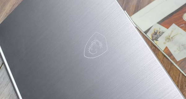 Chế tạo với một phần khung vỏ nhôm siêu nhẹ