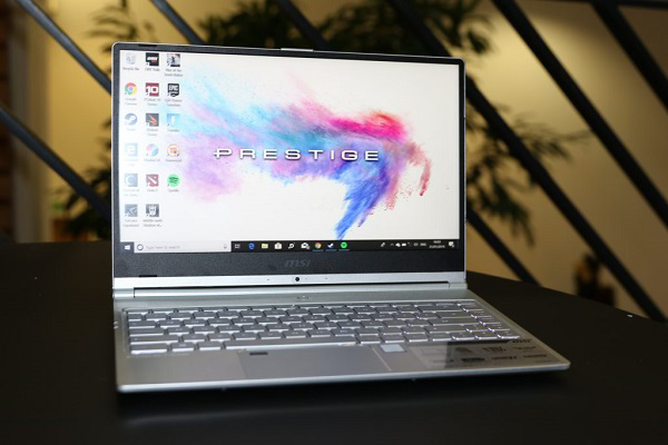 Cạnh phải của máy