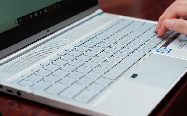 Touchpad khá rộng và đẹp mắt hơn