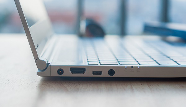 Cạnh trái của máy