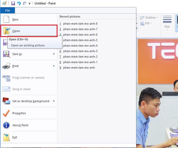 Mở Paint lên, sau đó chọn vào File để tải hình lên